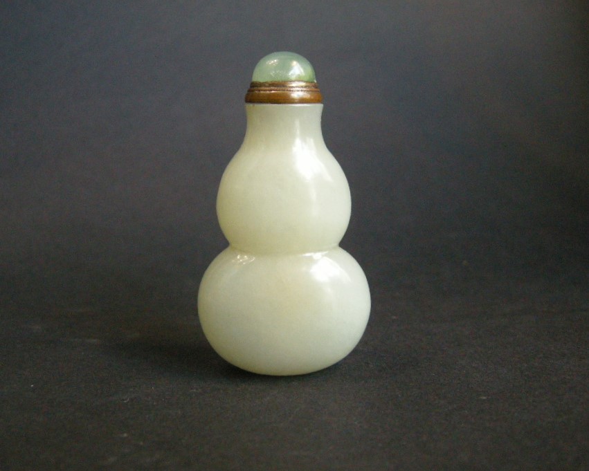 Snuff bottle jade celadon color double gourd
